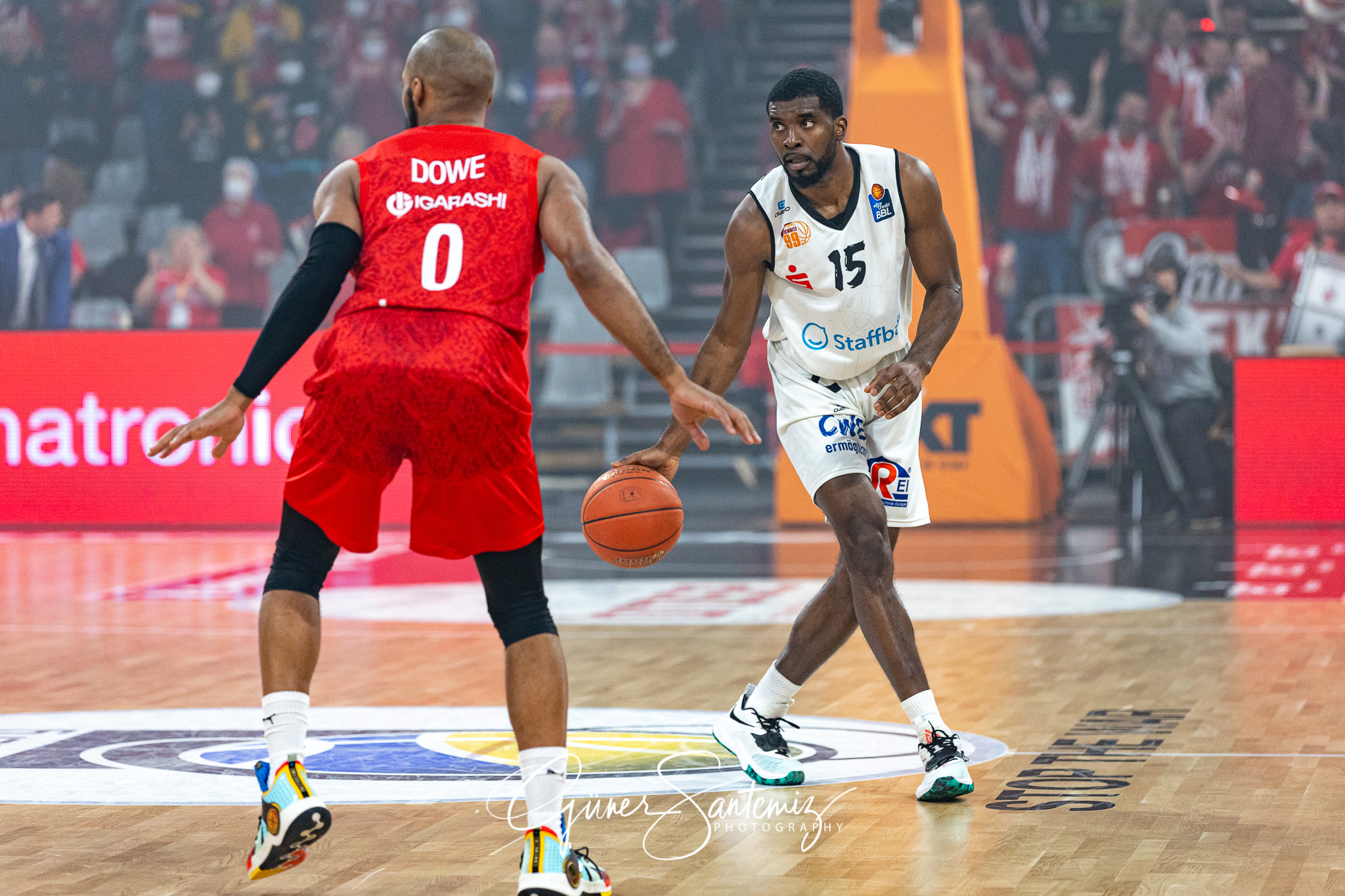 Brose Bamberg vs. Niners Chemnitz - Basketball - easyCredit BBL