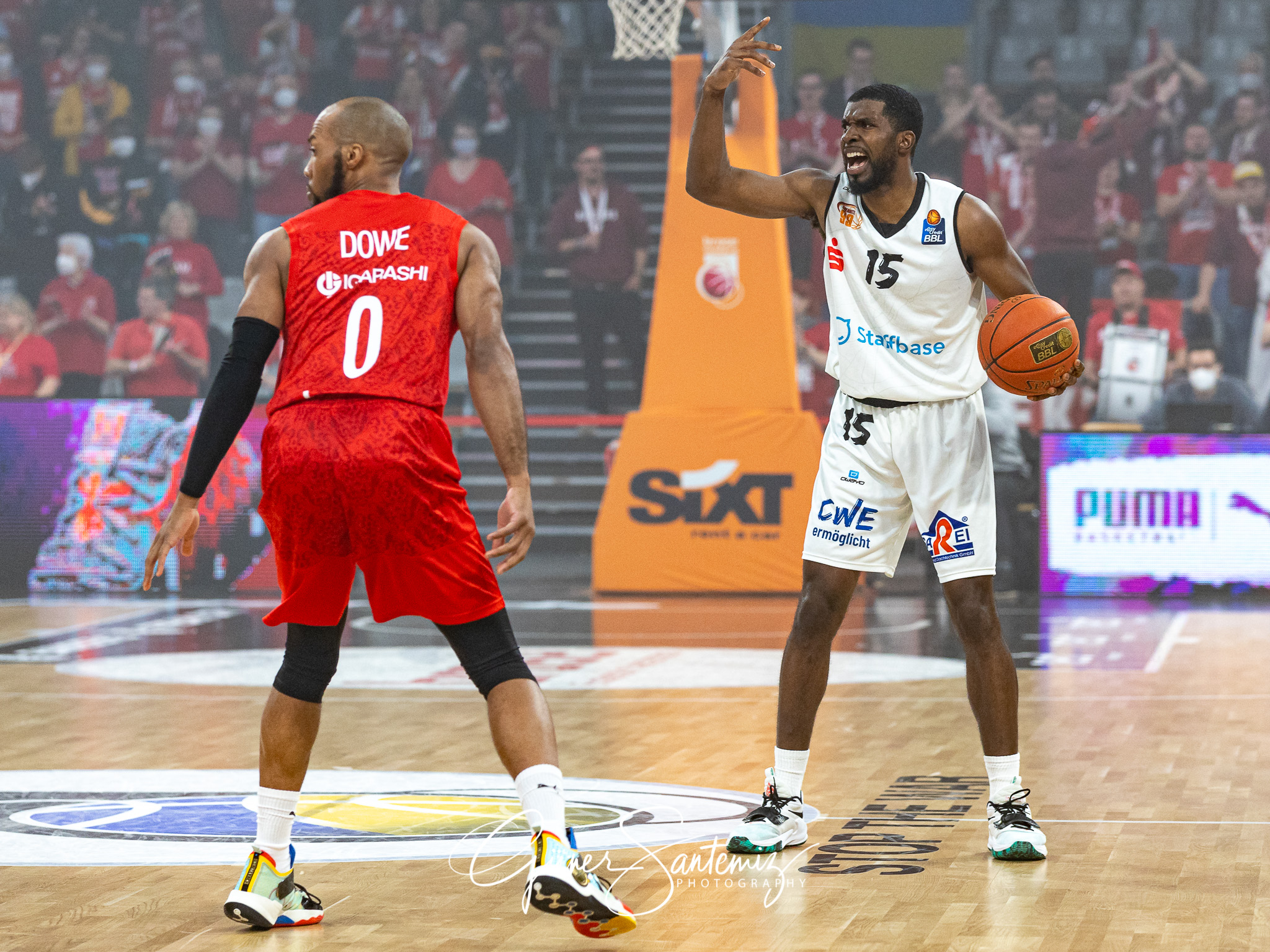 Brose Bamberg vs. Niners Chemnitz - Basketball - easyCredit BBL