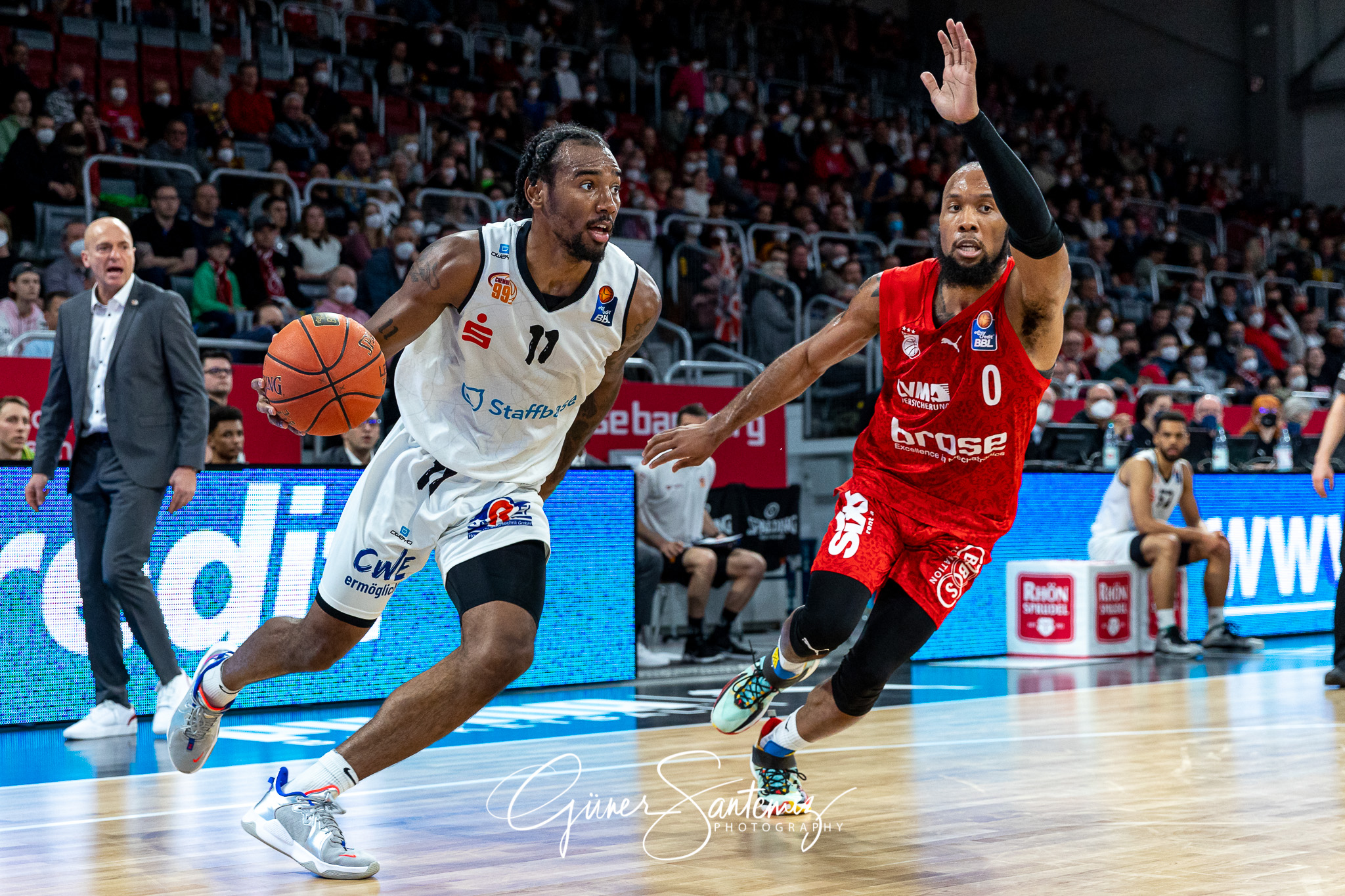 Brose Bamberg vs. Niners Chemnitz - Basketball - easyCredit BBL