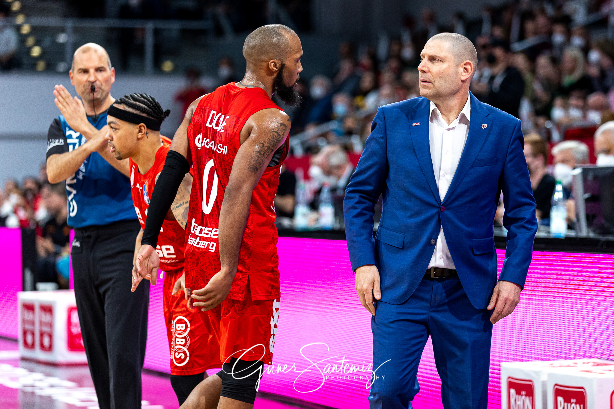 Brose Bamberg vs. Niners Chemnitz - Basketball - easyCredit BBL