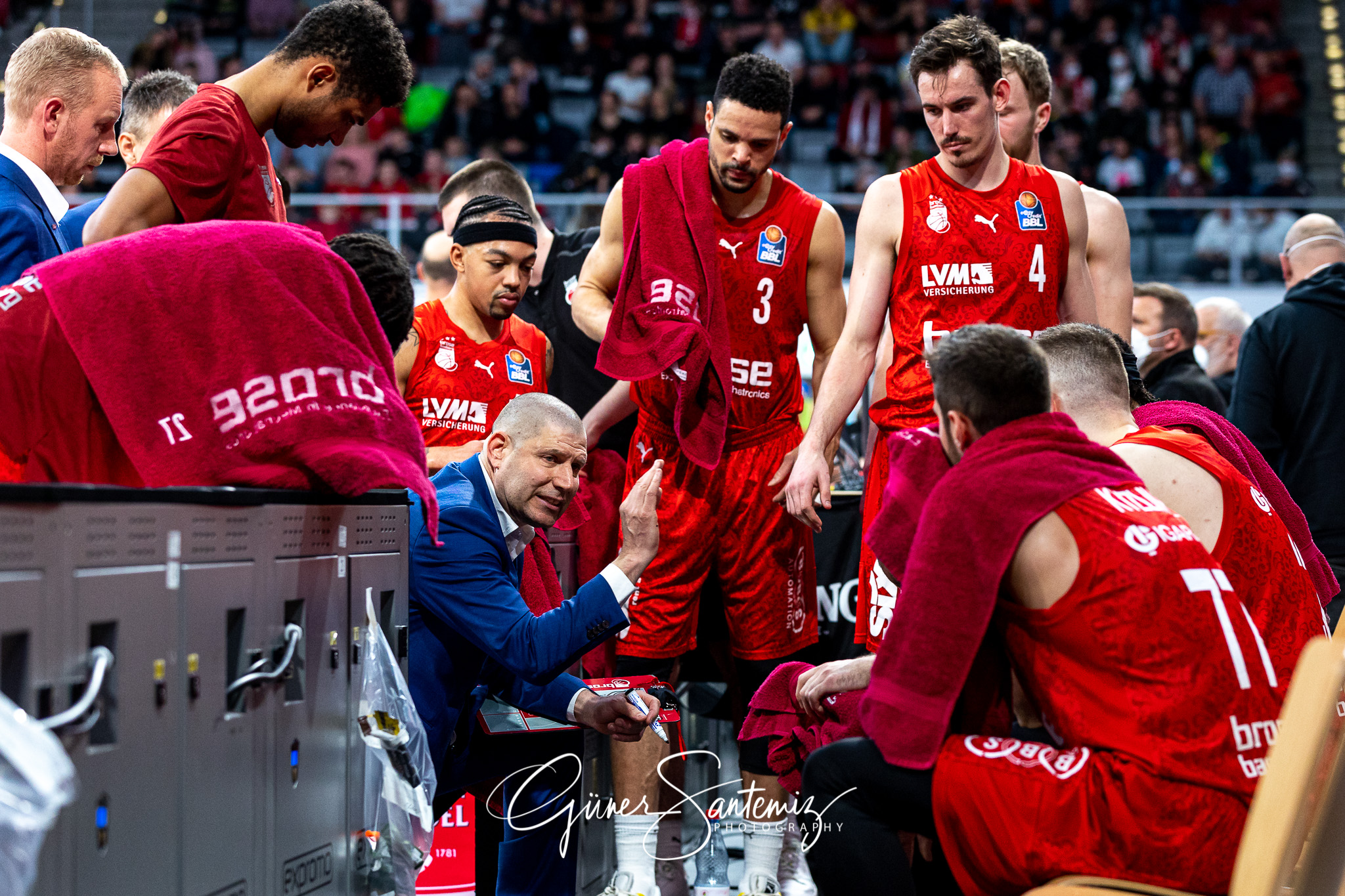 Brose Bamberg vs. Niners Chemnitz - Basketball - easyCredit BBL