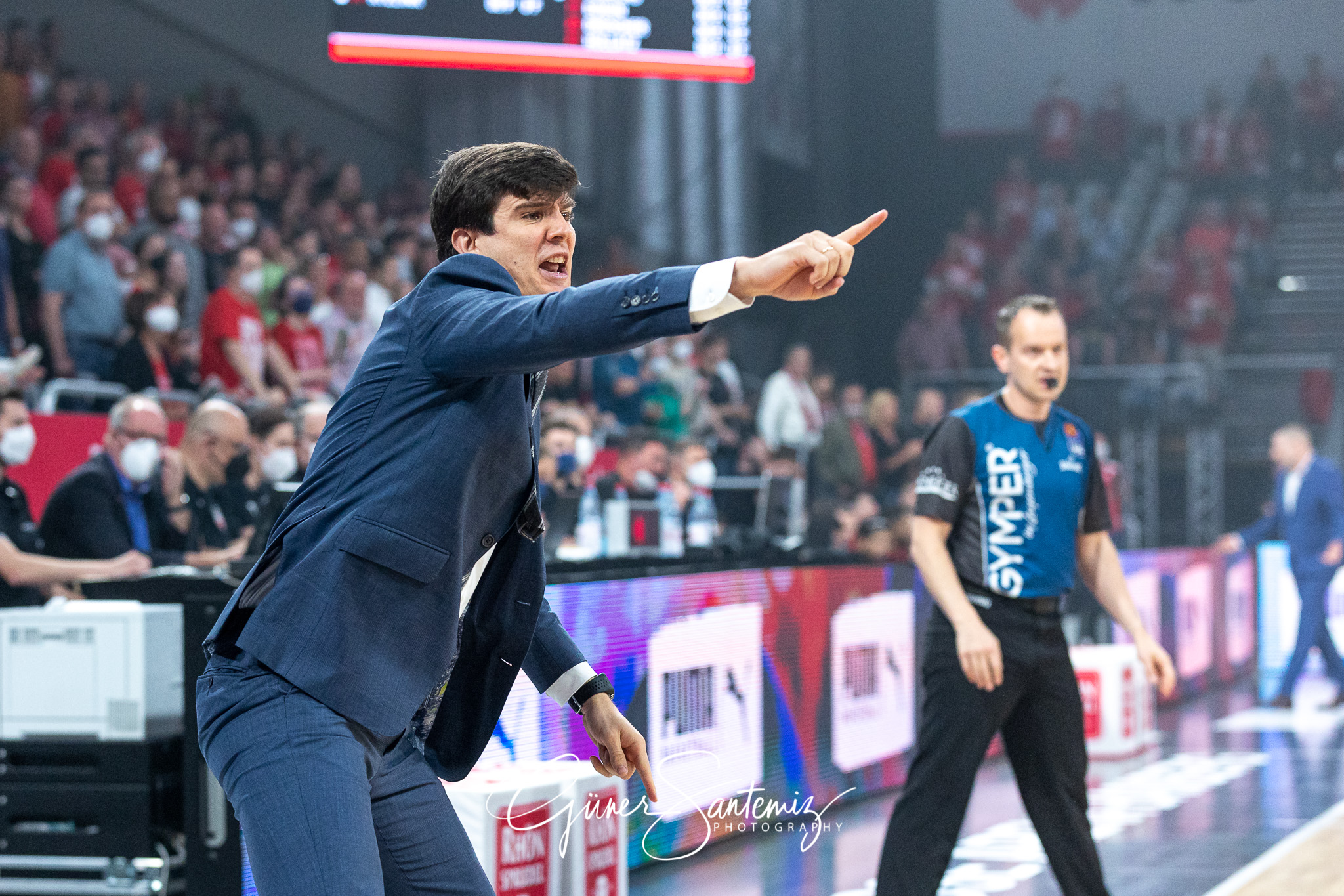 Brose Bamberg vs. Hamburg Towers - Basketball - easyCredit BBL -