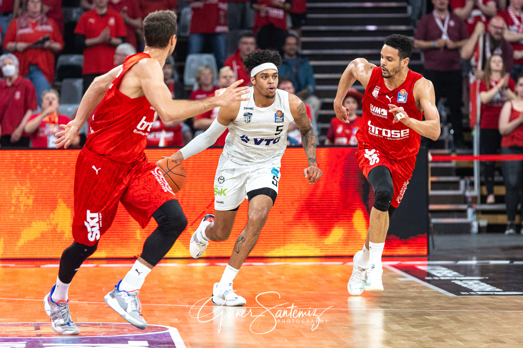 Brose Bamberg vs. Hamburg Towers - Basketball - easyCredit BBL -