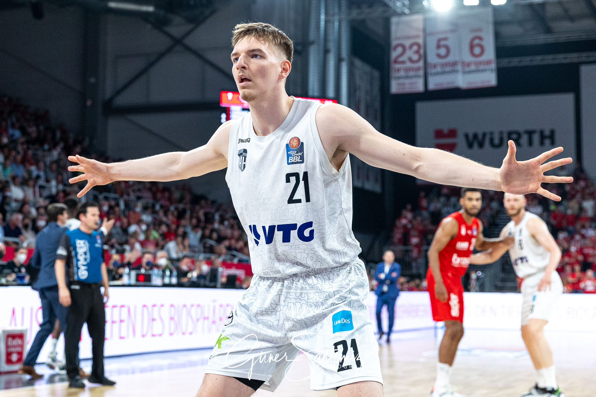 Brose Bamberg vs. Hamburg Towers - Basketball - easyCredit BBL -