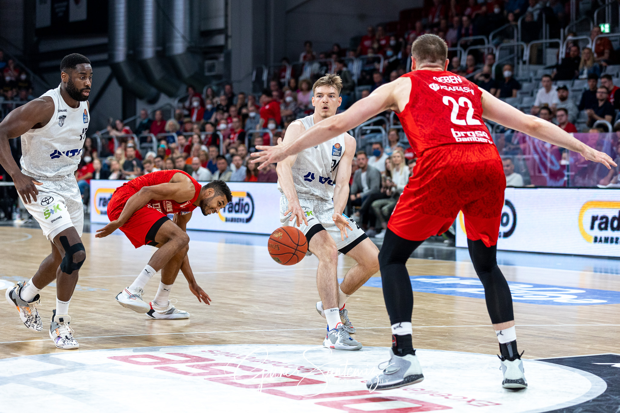 Brose Bamberg vs. Hamburg Towers - Basketball - easyCredit BBL -