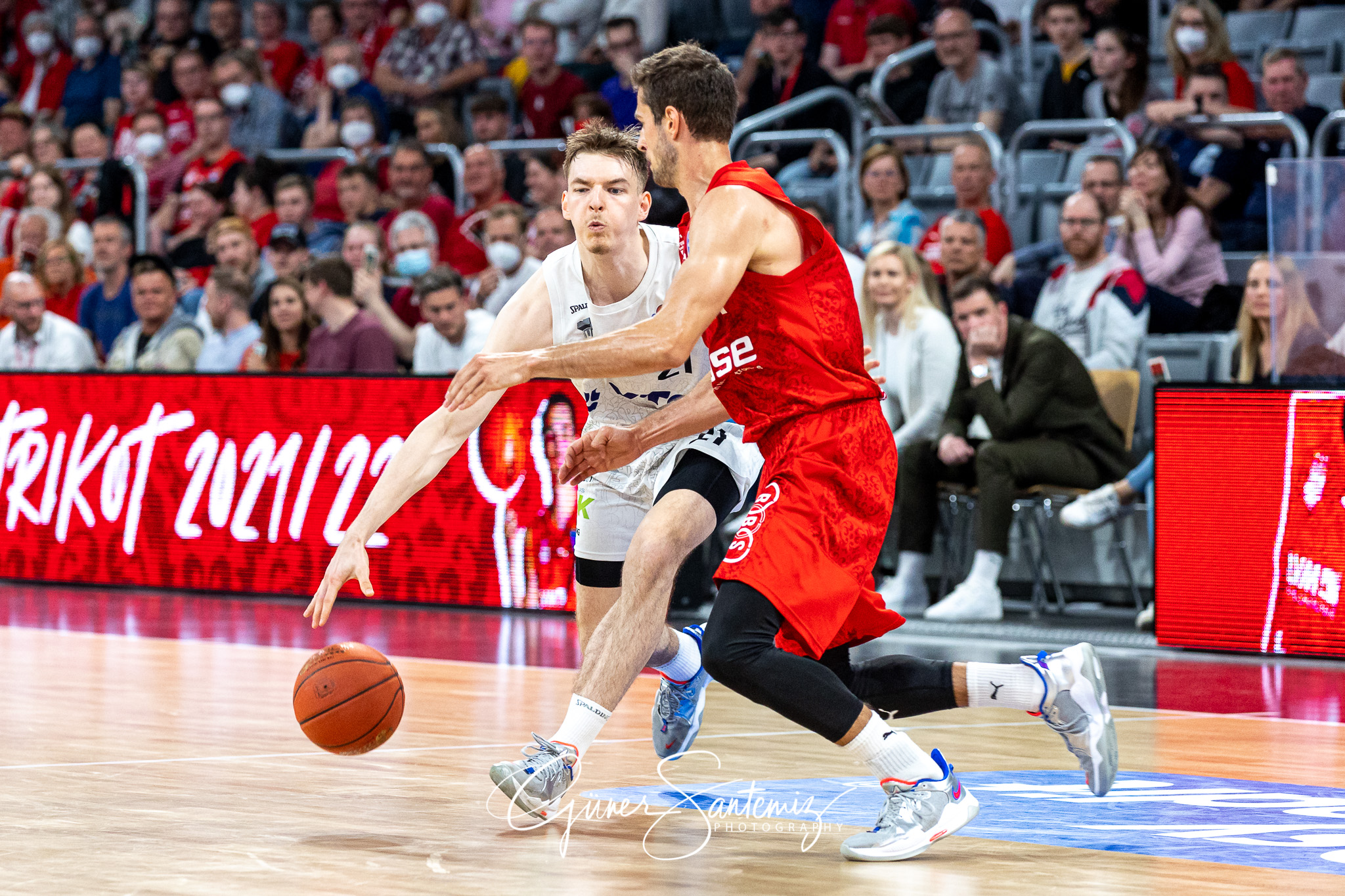 Brose Bamberg vs. Hamburg Towers - Basketball - easyCredit BBL -