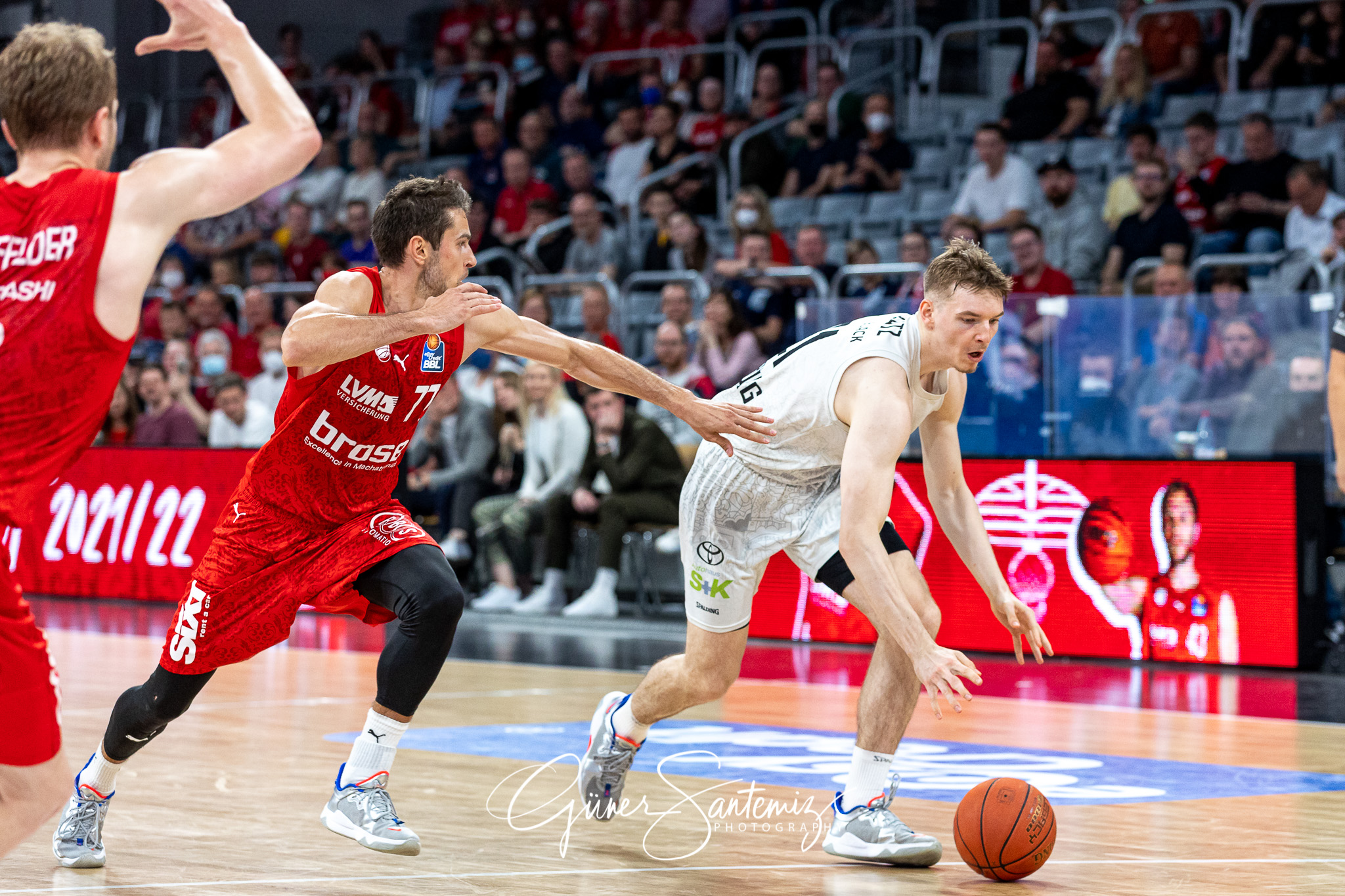 Brose Bamberg vs. Hamburg Towers - Basketball - easyCredit BBL -
