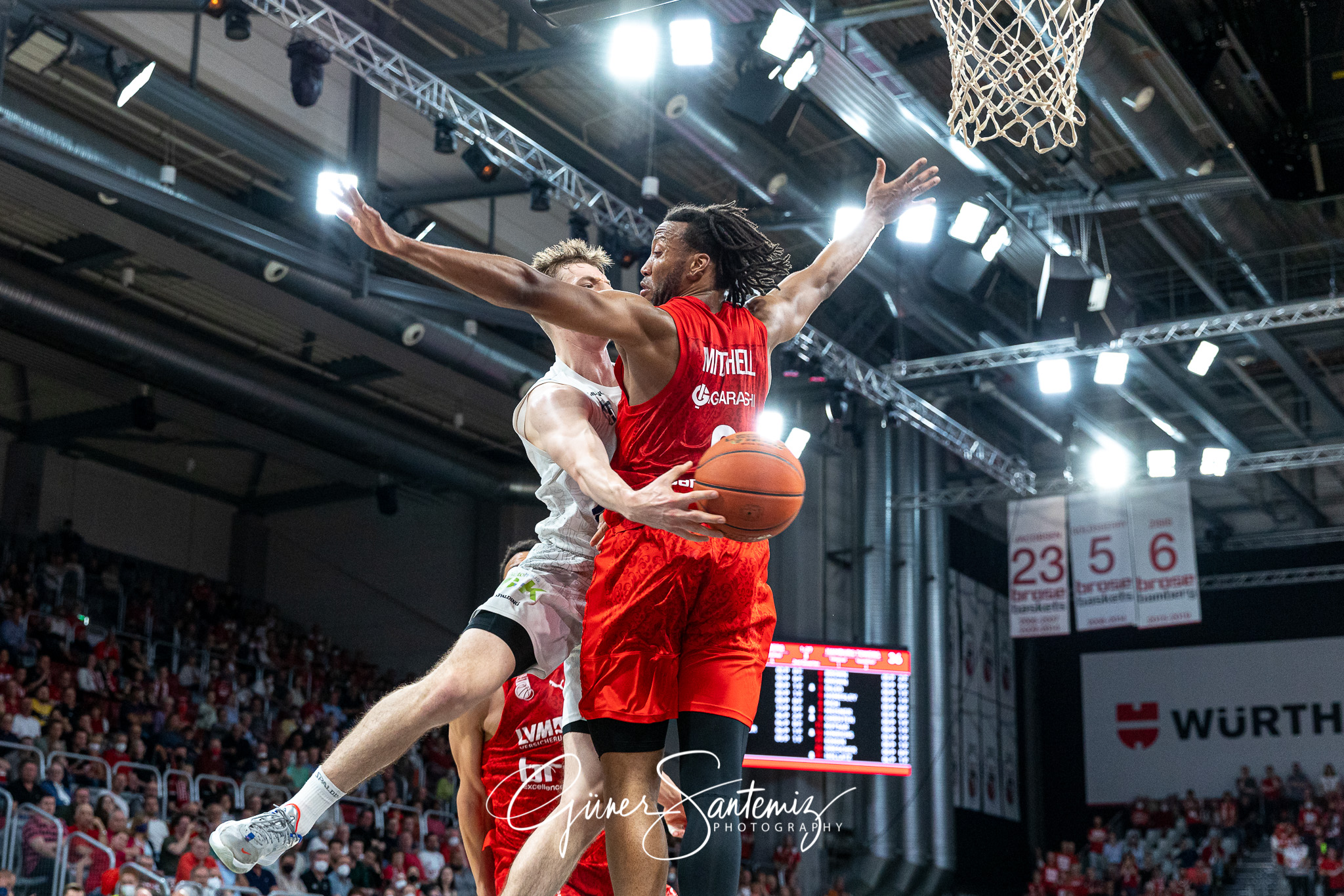 Brose Bamberg vs. Hamburg Towers - Basketball - easyCredit BBL -