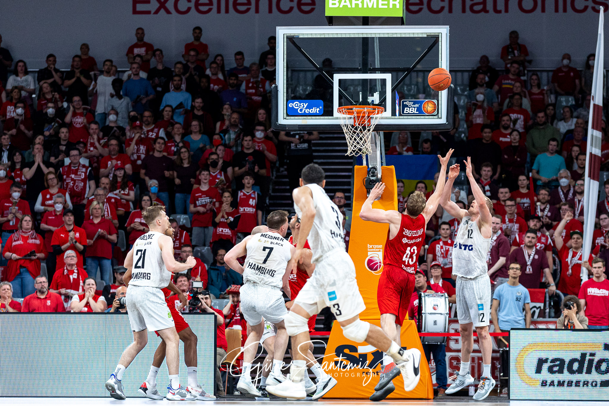 Brose Bamberg vs. Hamburg Towers - Basketball - easyCredit BBL -