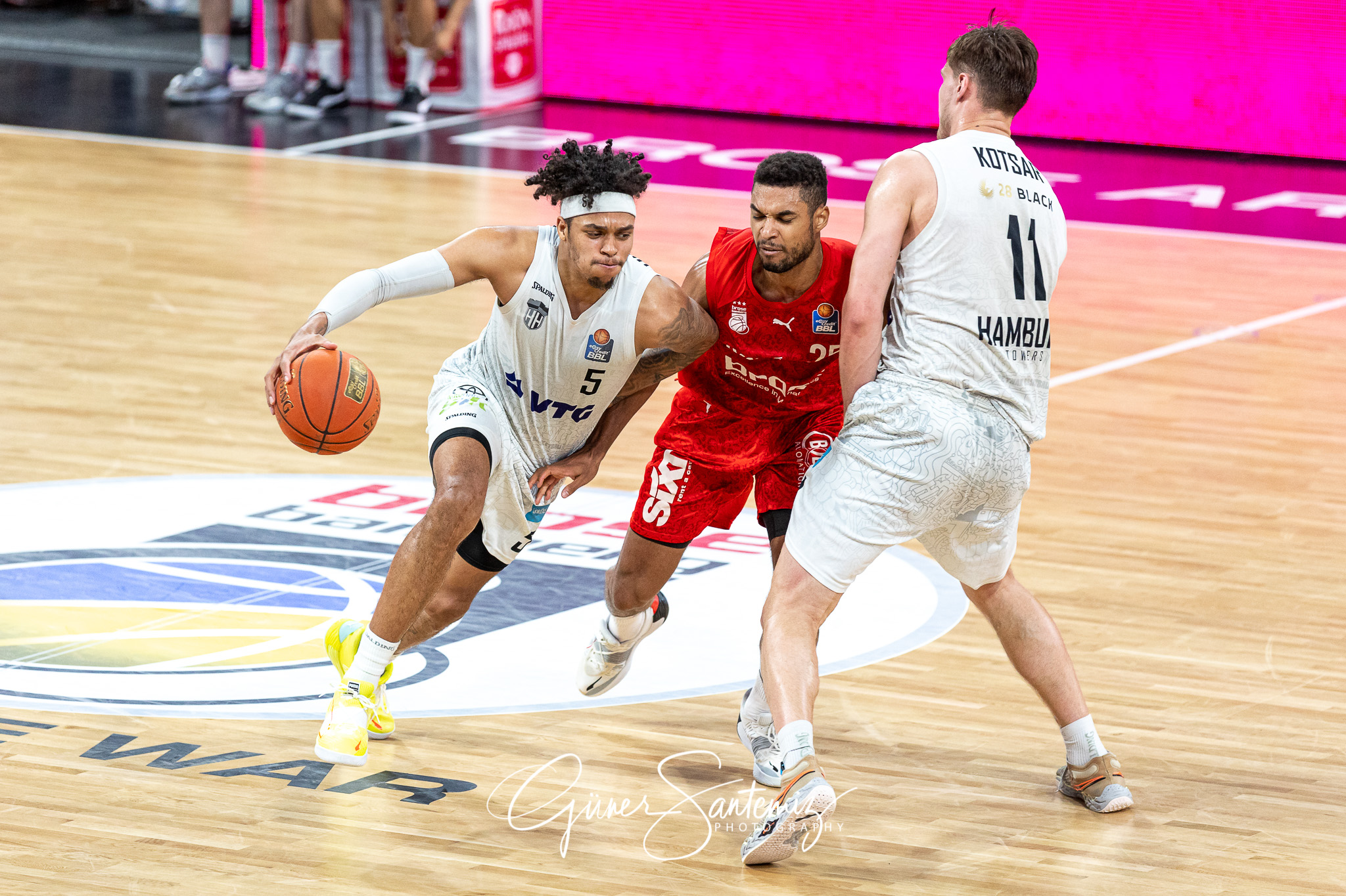 Brose Bamberg vs. Hamburg Towers - Basketball - easyCredit BBL -