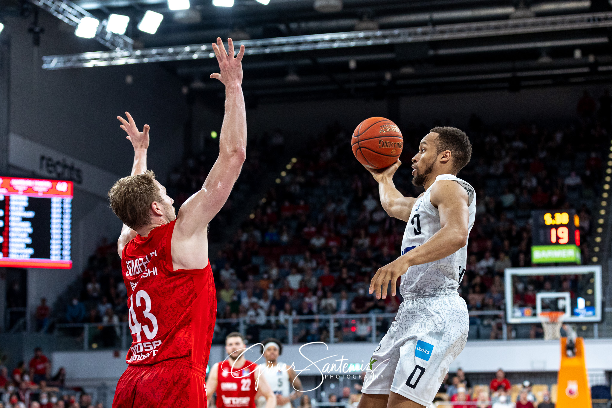 Brose Bamberg vs. Hamburg Towers - Basketball - easyCredit BBL -