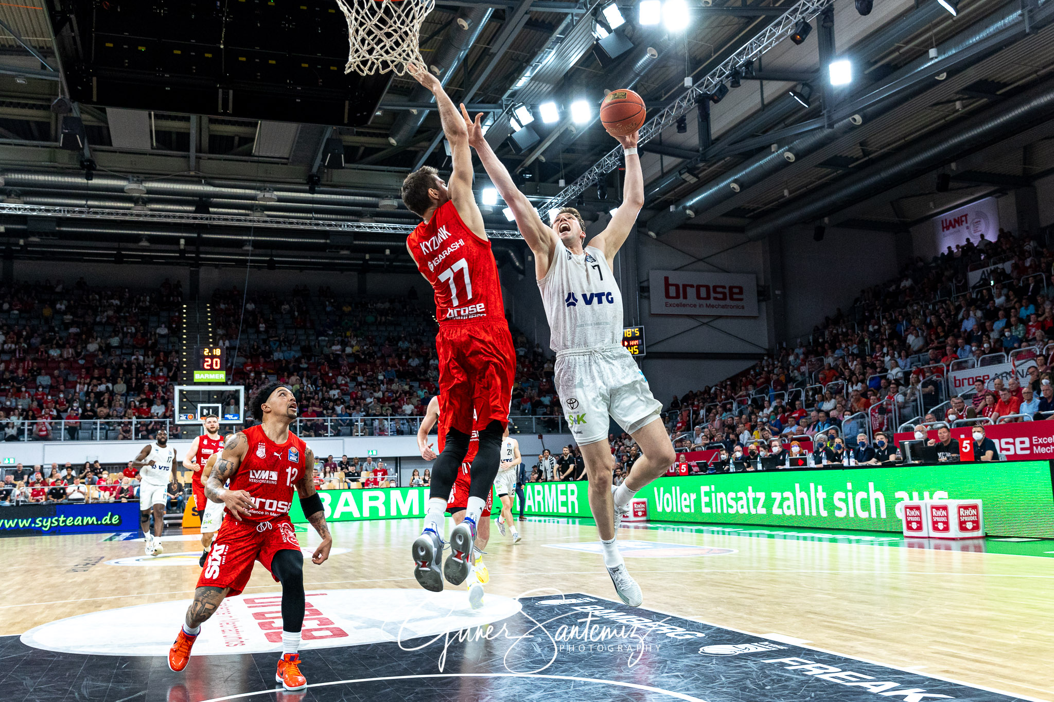 Brose Bamberg vs. Hamburg Towers - Basketball - easyCredit BBL -