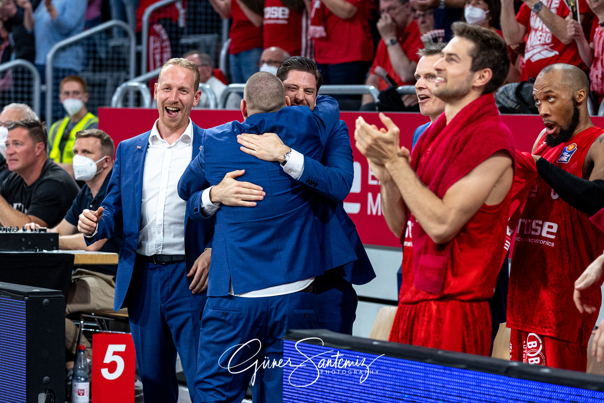 Brose Bamberg vs. Hamburg Towers - Basketball - easyCredit BBL -