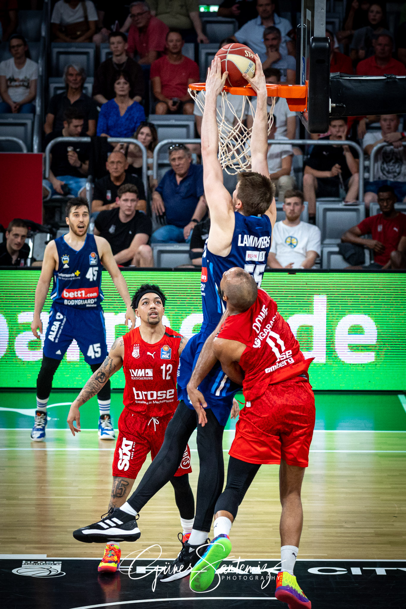 Brose Bamberg vs. Alba Berlin - Basketball - easyCredit BBL - Pl