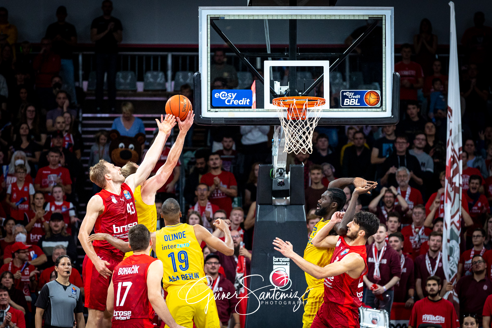 Brose Bamberg vs. Alba Berlin - Basketball - easyCredit BBL - 1.
