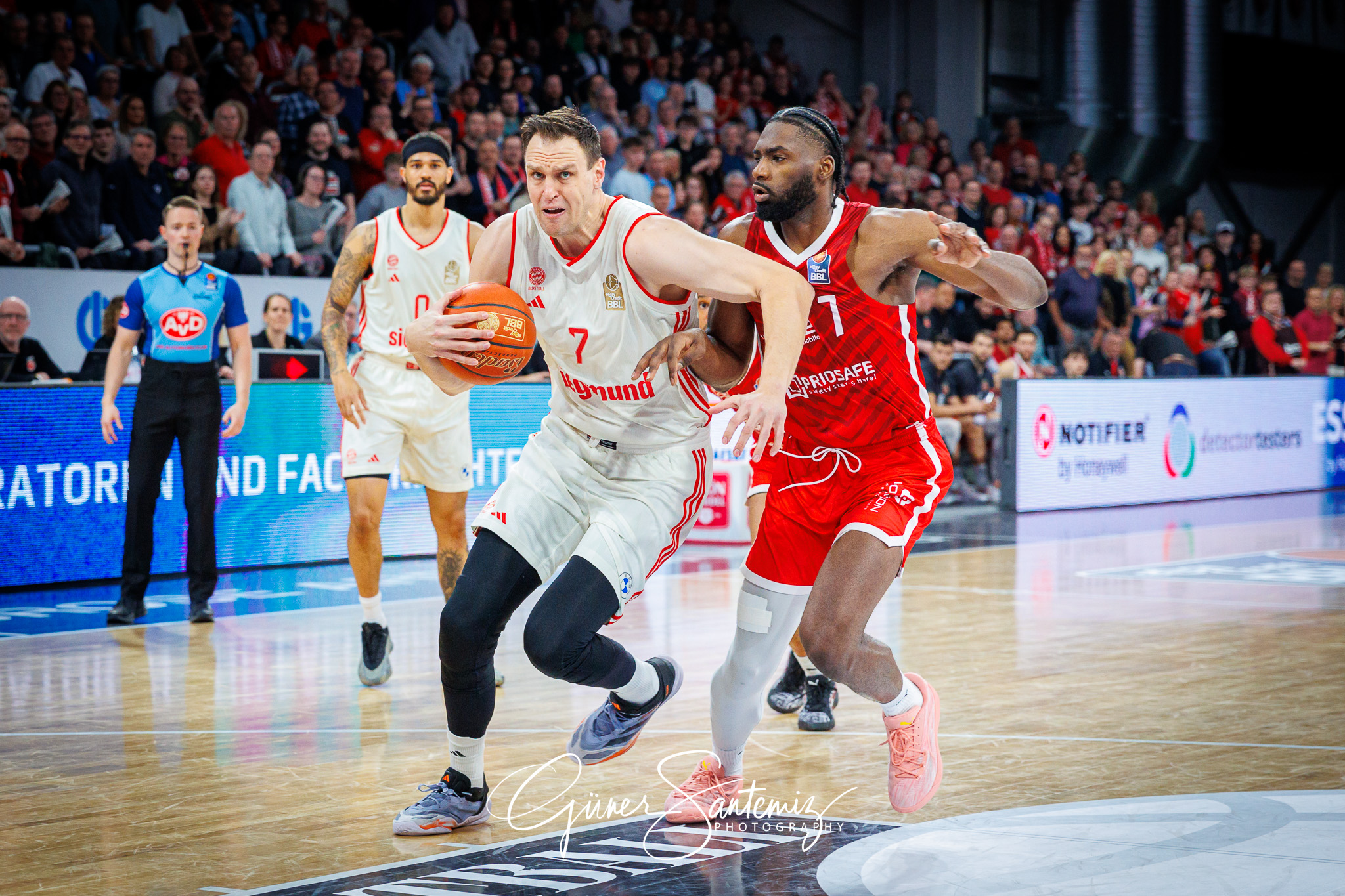 Bamberg Baskets vs. FC Bayern Muenchen Basketball - Basketball -