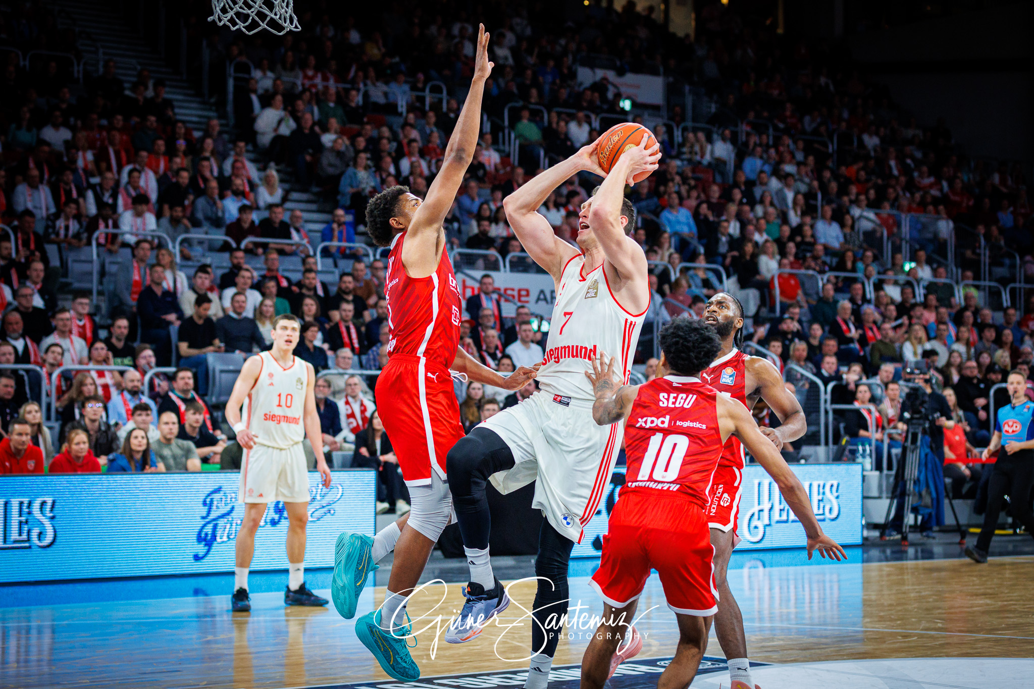 Bamberg Baskets vs. FC Bayern Muenchen Basketball - Basketball -